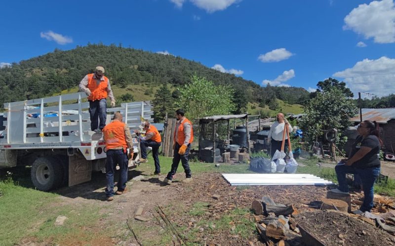 Entrega Estado apoyos emergentes y materiales de construcción a familias afectadas por lluvias en Temósachic