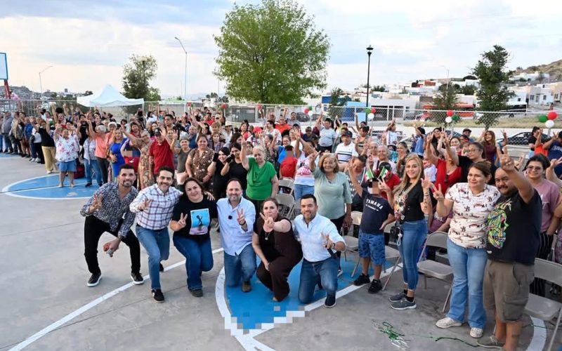 Entre música, baile y tradición, Santiago de la Peña convive con vecinos de Pensiones Civiles