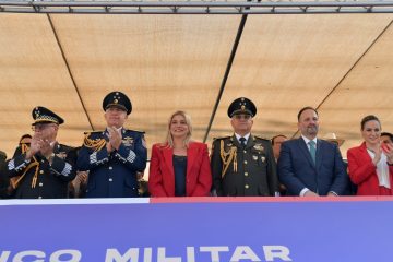Maru Campos encabeza desfile por el 216 Aniversario de la Independencia de México