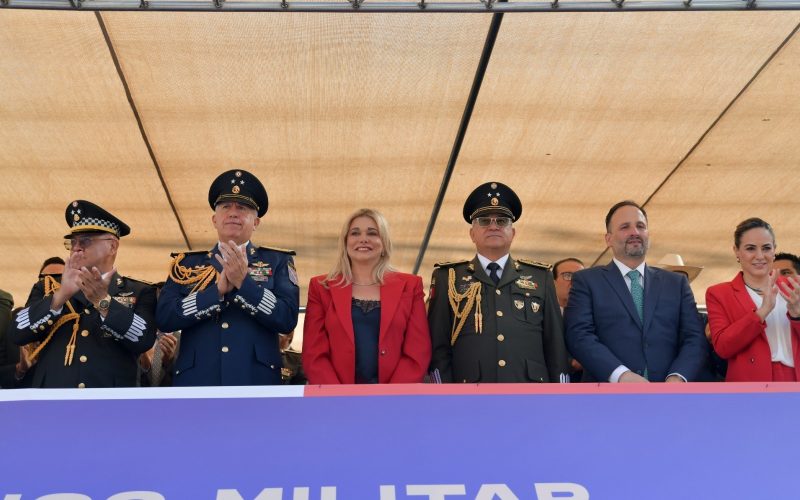 Maru Campos encabeza desfile por el 216 Aniversario de la Independencia de México