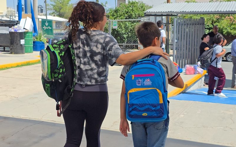 Continúa Municipio la entrega de Mi Bolsa Escolar en escuelas de la Capital