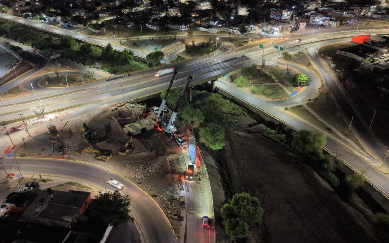 Trabajan durante la noche y madrugada en montaje del arco en la Gaza de Teófilo Borunda: Municipio