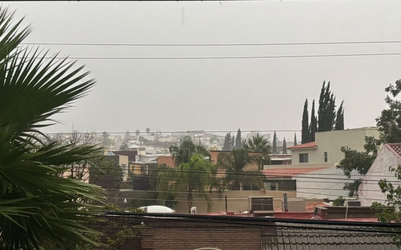 Tormenta sorprende a Chihuahua capital: granizo, fuertes vientos y calles anegadas