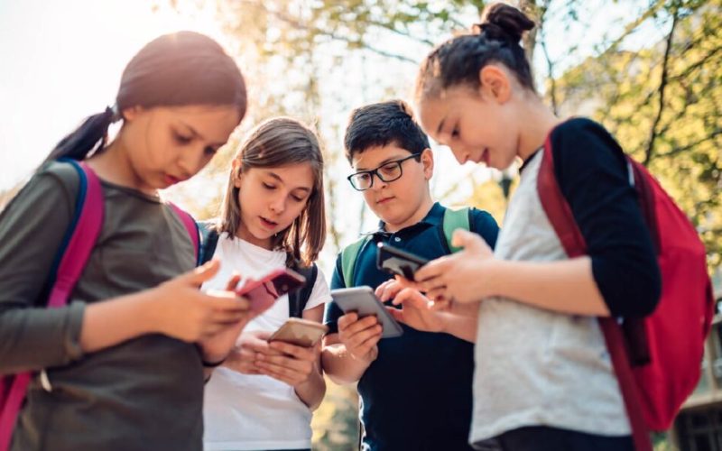 SEP publica en el DOF acuerdo para restringir uso de celulares y dispositivos inteligentes en escuelas