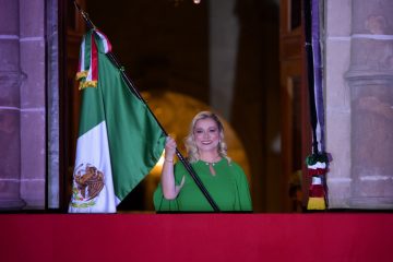 Maru Campos encabeza multitudinaria celebración del Grito en Chihuahua