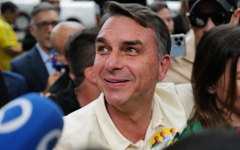Elecciones de Brasil: Flávio Bolsonaro se impone a Lula en primera vuelta y acaricia la presidencia