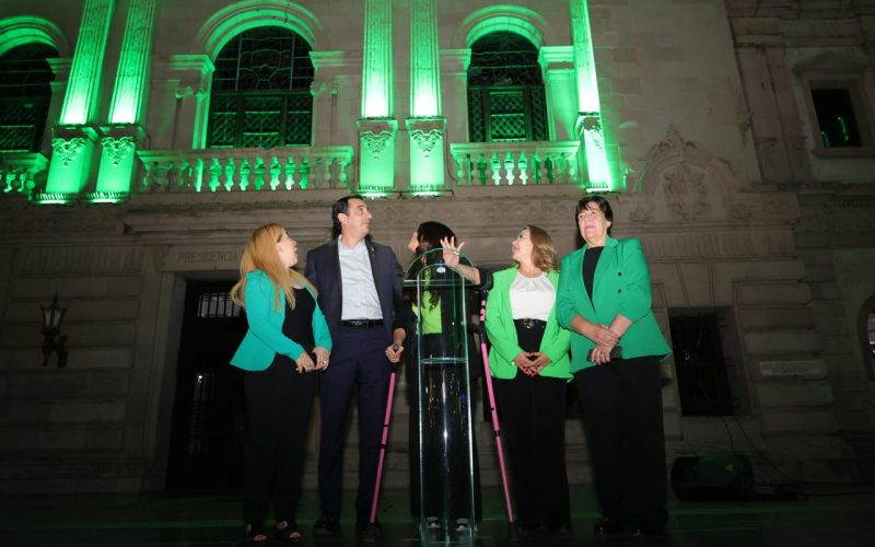 René Chavira y regidoras iluminan de verde la Plaza de Armas contra la parálisis cerebral