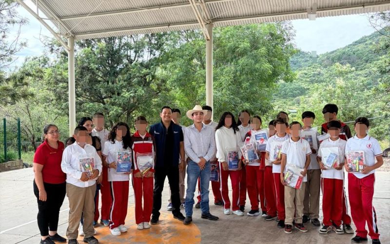 Entrega Ichijuv útiles escolares a estudiantes de la comunidad de Milpillas en Chínipas