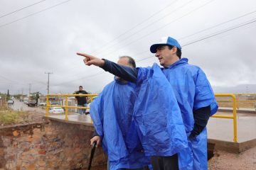 Encabeza Alcalde entrega de hules y despensas a zona sur de Chihuahua