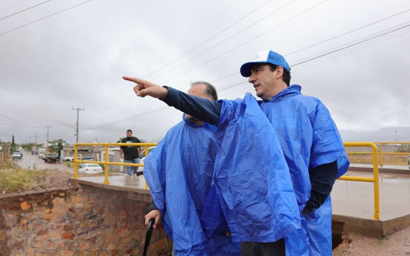 Encabeza Alcalde entrega de hules y despensas a zona sur de Chihuahua