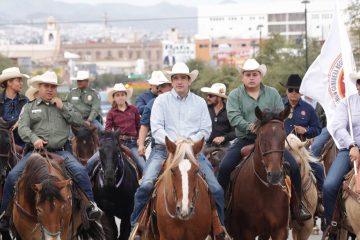 Inicia Expogan en la Capital; René Chavira y jinetes realizan cabalgata desde Plaza del Angel