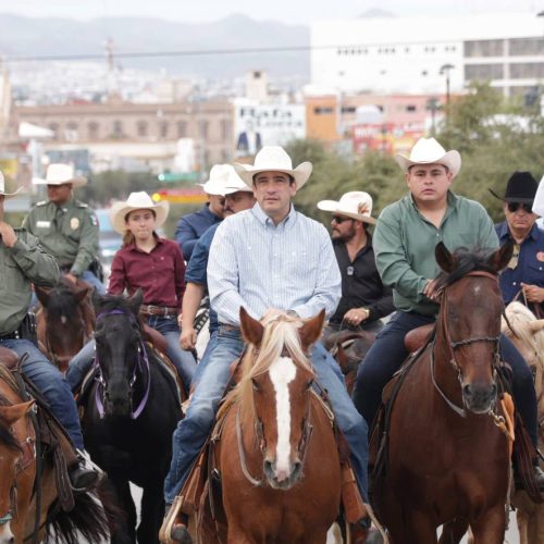 Inicia Expogan en la Capital; René Chavira y jinetes realizan cabalgata desde Plaza del Angel