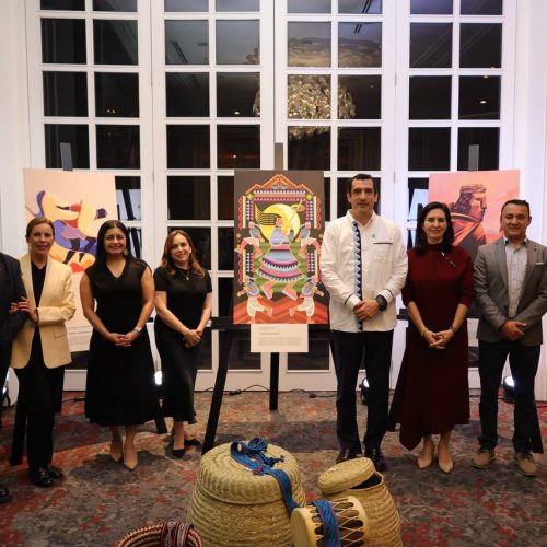 Reconoce René Chavira talento artístico inspirado en la cultura rarámuri durante premiación de Cu4tro Soles