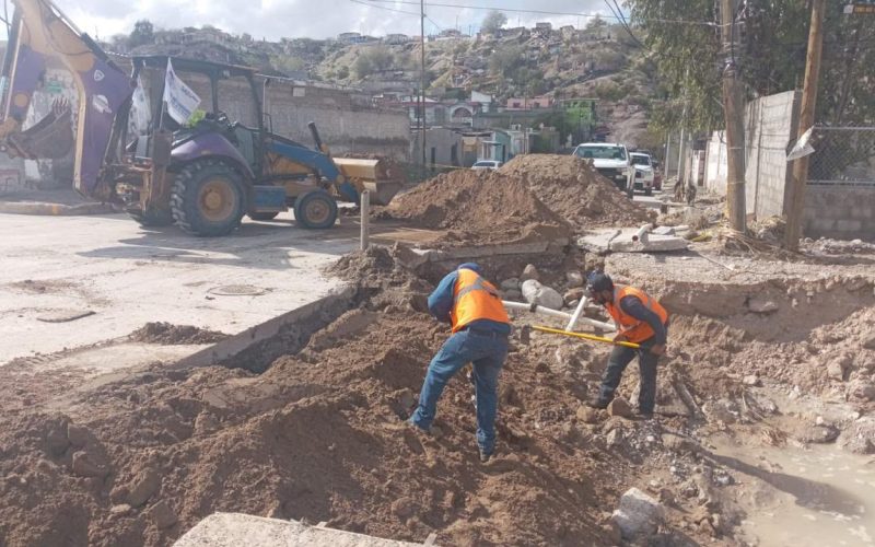 Apoya Obras Públicas con personal y maquinaria a población afectada por las lluvias en Ciudad Juárez