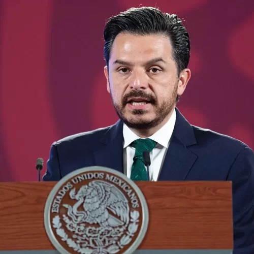 ¿Zoé Robledo tiene ‘un pie fuera’ del IMSS? Sheinbaum aclara su futuro tras protestas