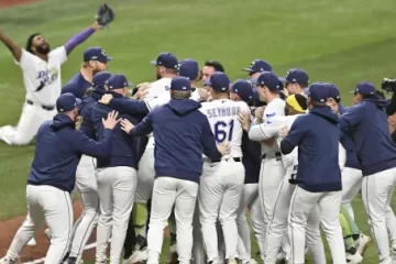 ¡Tampa Bay se niega a morir! Rays vencen 4-3 a Milwaukee en 12 entradas y alargan la Serie Mundial