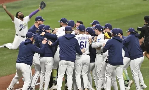 ¡Tampa Bay se niega a morir! Rays vencen 4-3 a Milwaukee en 12 entradas y alargan la Serie Mundial