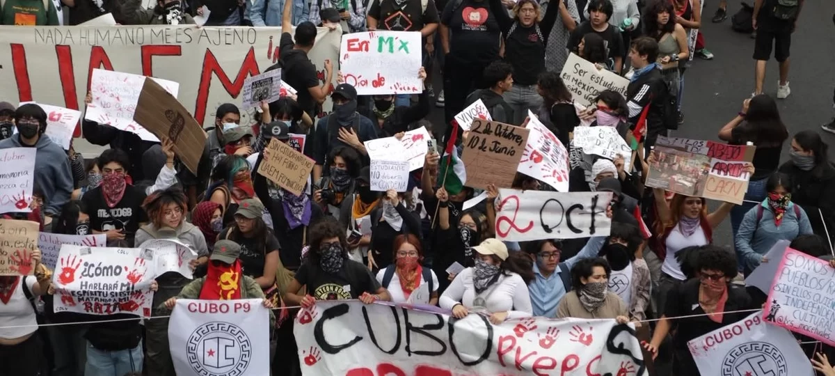 Inicia marcha por los 58 años de la represión estudiantil del 2 de octubre de 1968. Los primeros contingentes partieron de la Plaza de las Tres Culturas, en Tlatelolco, con destino al Zócalo capitalino. 2 de octubre 2026. Foto Jair Cabrera