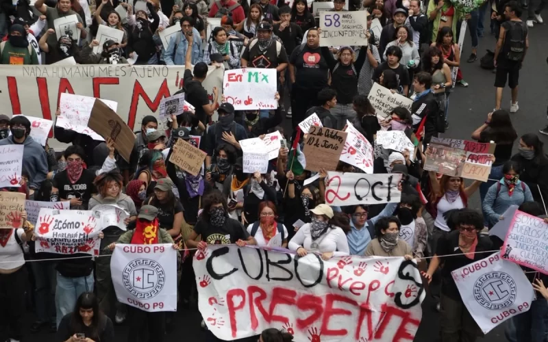 Marcha del 2 de octubre, a 58 años de la represión estudiantil, llega al Zócalo con consignas de justicia